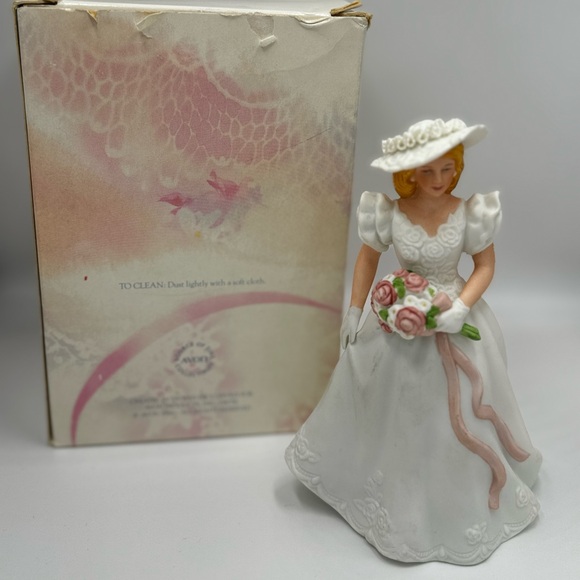 Vintage Avon Summer Bride Hand Painted Fine Porcelain Figurine 6" Tall - Picture 8 of 8